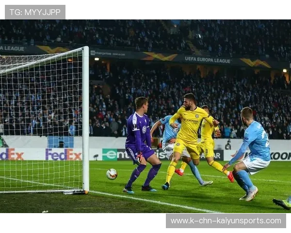 吉鲁背身做球助攻队友轻松破门